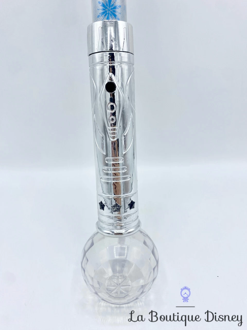 Baguette Lumineuse La Reine Des Neiges Disney On Ice Elsa Flocon De Neige 56 Cm 5 Baguette Lumineuse La Reine Des Neiges Disney On Ice Elsa Flocon De Neige 56 Cm – Image 3