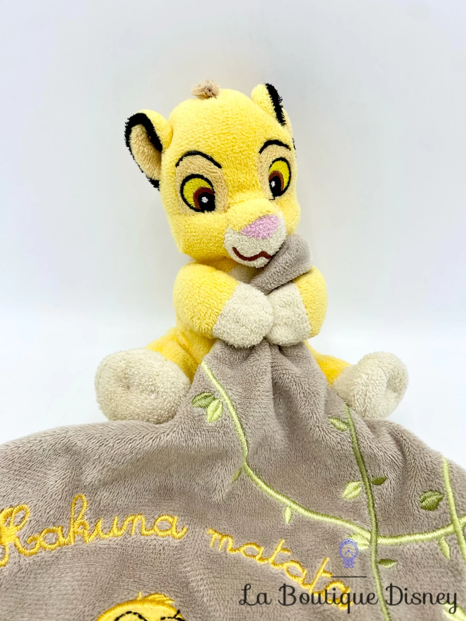 Peluche Doudou Simba Le Roi Lion Disney Hakuna Matata Carré Marron 4 Peluche Doudou Simba Le Roi Lion Disney Hakuna Matata Carré Marron – Image 2