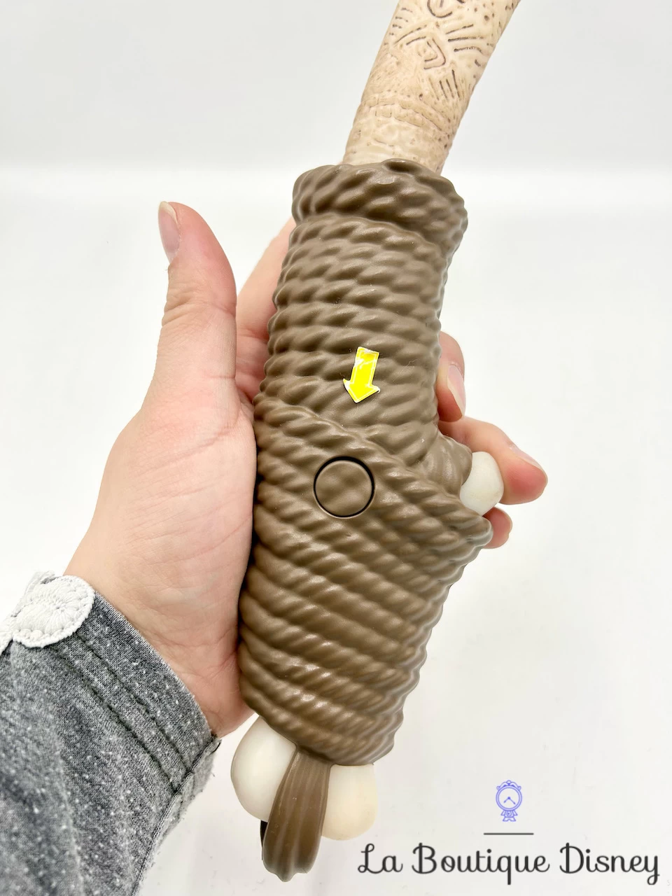 Jouet Hameçon Maui Lumineux Sonore Disney Store 2017 Vaiana La Légende Du Bout Du Monde 6 Jouet Hameçon Maui Lumineux Sonore Disney Store 2017 Vaiana La Légende Du Bout Du Monde – Image 4