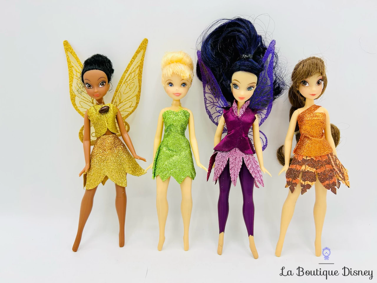 Ensemble Mini Poupées Fées Disney Store 2015 Fairies Clochette Et La Créature Légendaire Noa Iridessa Vidia 15 Cm 4 Ensemble Mini Poupées Fées Disney Store 2015 Fairies Clochette Et La Créature Légendaire Noa Iridessa Vidia 15 Cm – Image 2