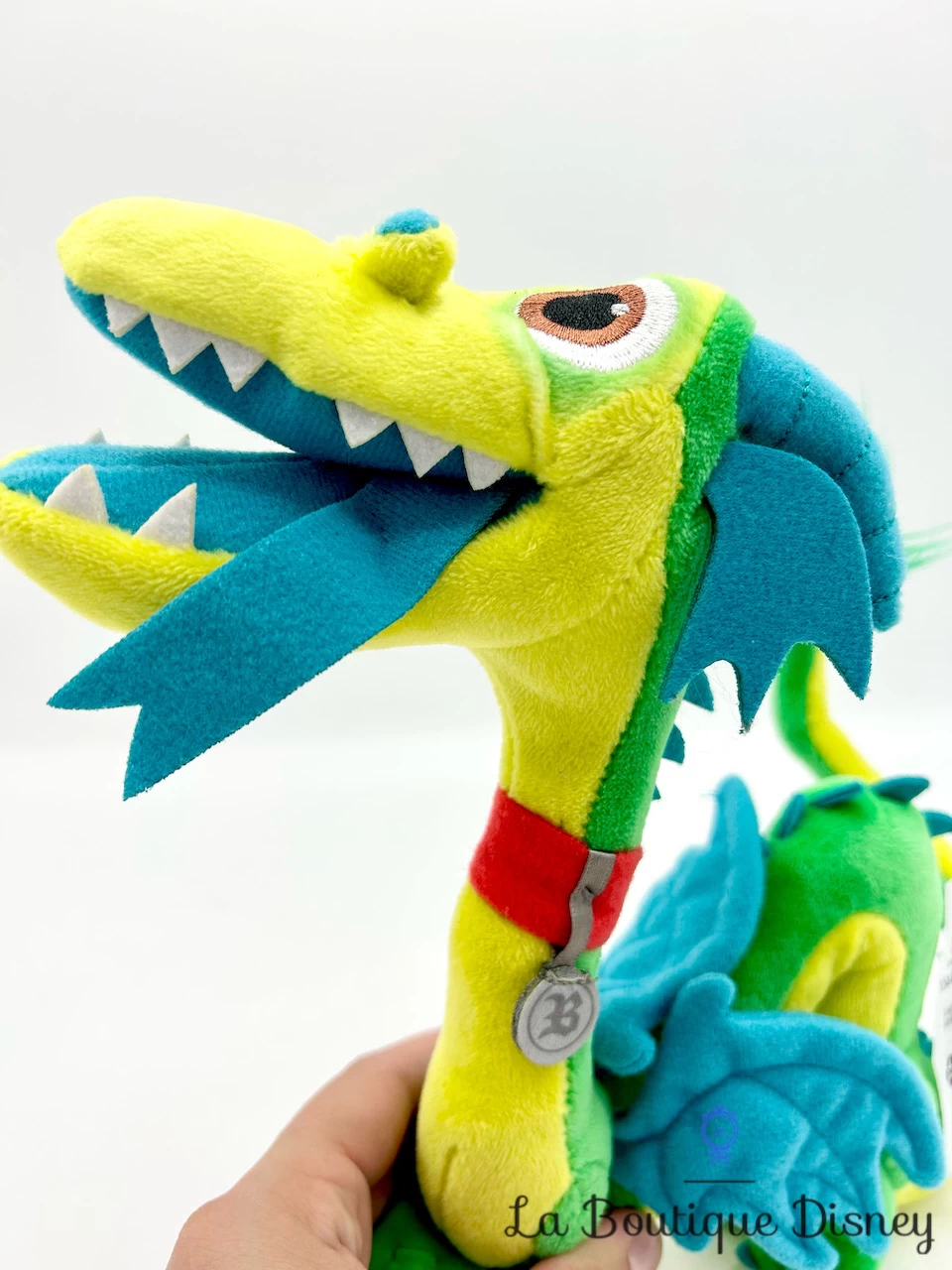 Peluche Blazey En Avant Disney Store 2019 Dragon Vert Bleu Jaune 32 Cm 6 Peluche Blazey En Avant Disney Store 2019 Dragon Vert Bleu Jaune 32 Cm – Image 4