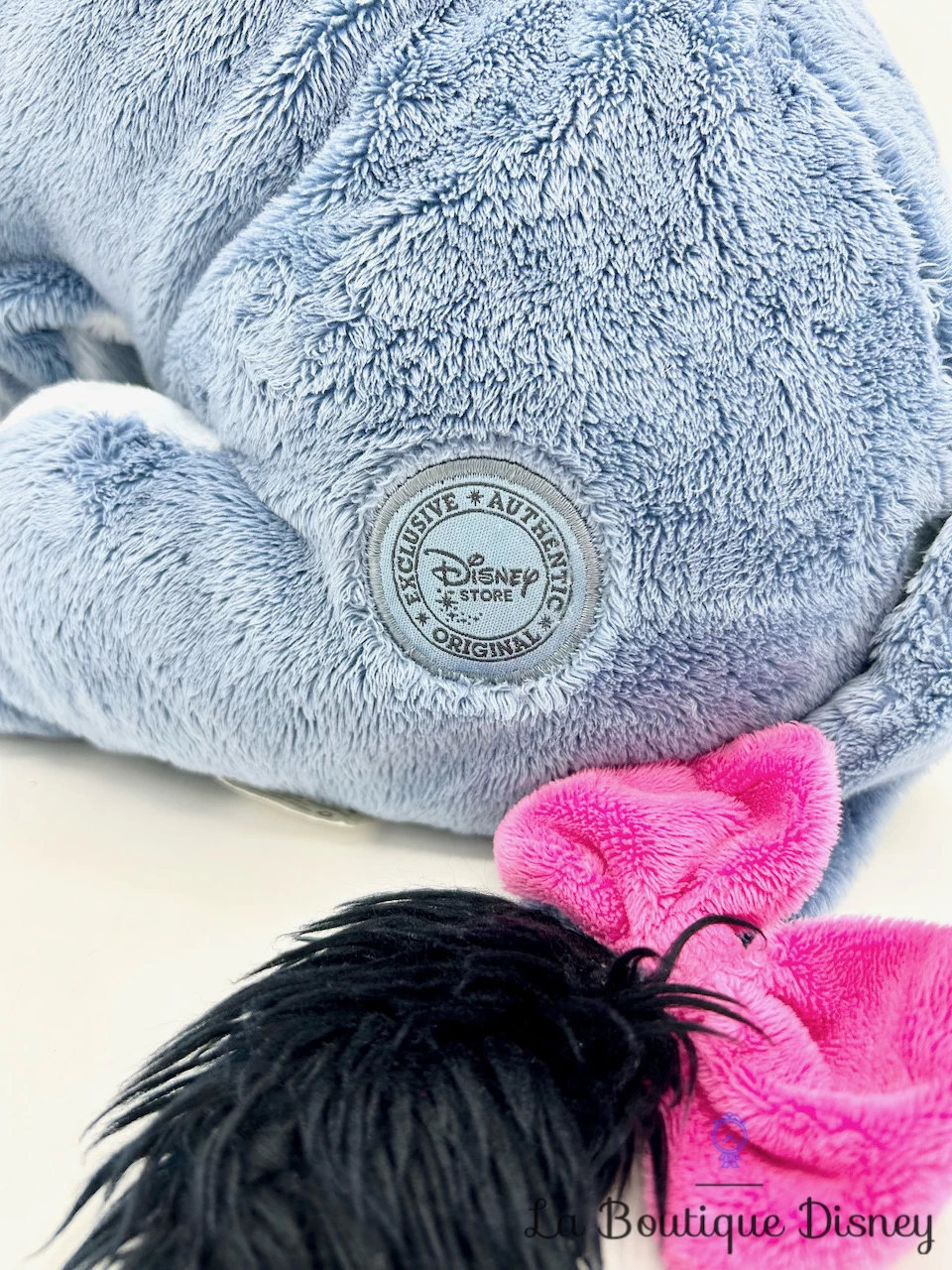 Peluche Bourriquet Disney Store 2011 Winnie L'ourson âne Violet Bleu écusson 38 Cm 6 Peluche Bourriquet Disney Store 2011 Winnie L'ourson âne Violet Bleu écusson 38 Cm – Image 4