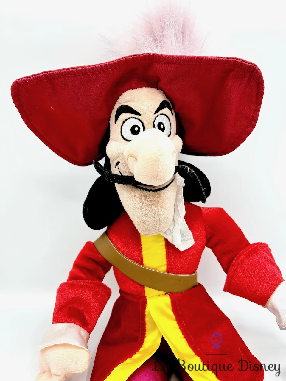 Peluche Capitaine Crochet Disney Store 2012 Peter Pan Poupée Chiffon écusson 53 Cm 4 Peluche Capitaine Crochet Disney Store 2012 Peter Pan Poupée Chiffon écusson 53 Cm – Image 2