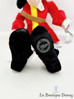 Peluche Capitaine Crochet Disney Store 2012 Peter Pan Poupée Chiffon écusson 53 Cm 9 Peluche Capitaine Crochet Disney Store 2012 Peter Pan Poupée Chiffon écusson 53 Cm -Disney peluche capitaine crochet disney store peter pan rouge ecusson 4