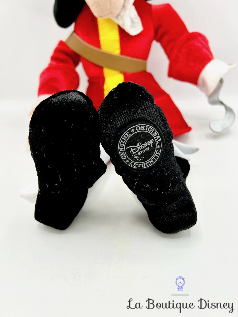 Peluche Capitaine Crochet Disney Store 2012 Peter Pan Poupée Chiffon écusson 53 Cm 5 Peluche Capitaine Crochet Disney Store 2012 Peter Pan Poupée Chiffon écusson 53 Cm – Image 3