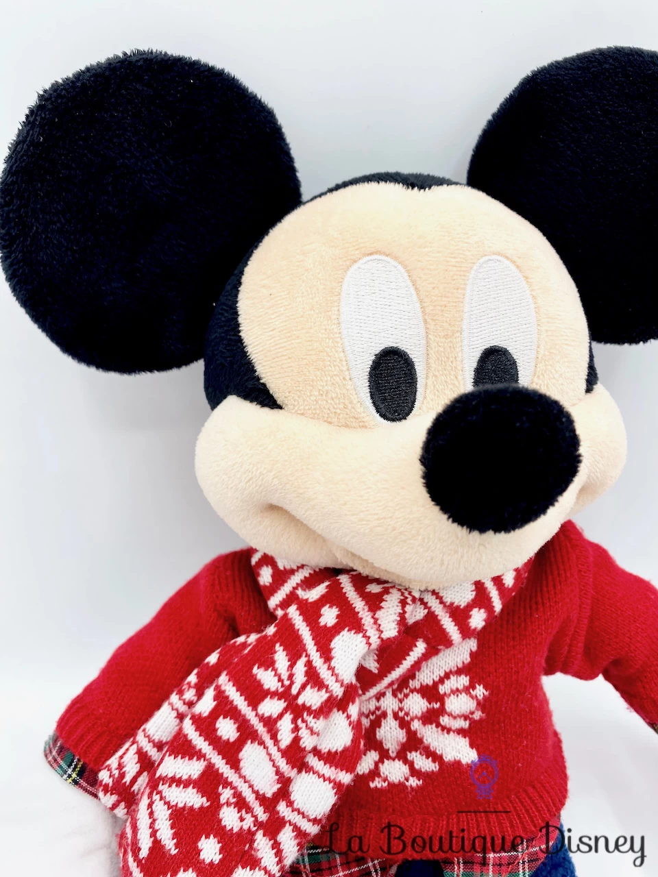 Peluche Mickey Mouse Noël Disney Store 2015 Pull Rouge écharpe 44 Cm 4 Peluche Mickey Mouse Noël Disney Store 2015 Pull Rouge écharpe 44 Cm – Image 2