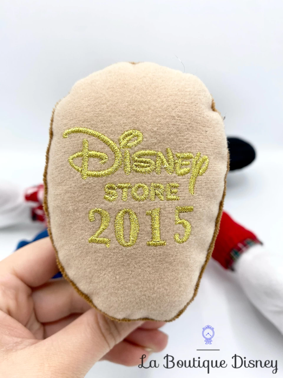 Peluche Mickey Mouse Noël Disney Store 2015 Pull Rouge écharpe 44 Cm 8 Peluche Mickey Mouse Noël Disney Store 2015 Pull Rouge écharpe 44 Cm – Image 6