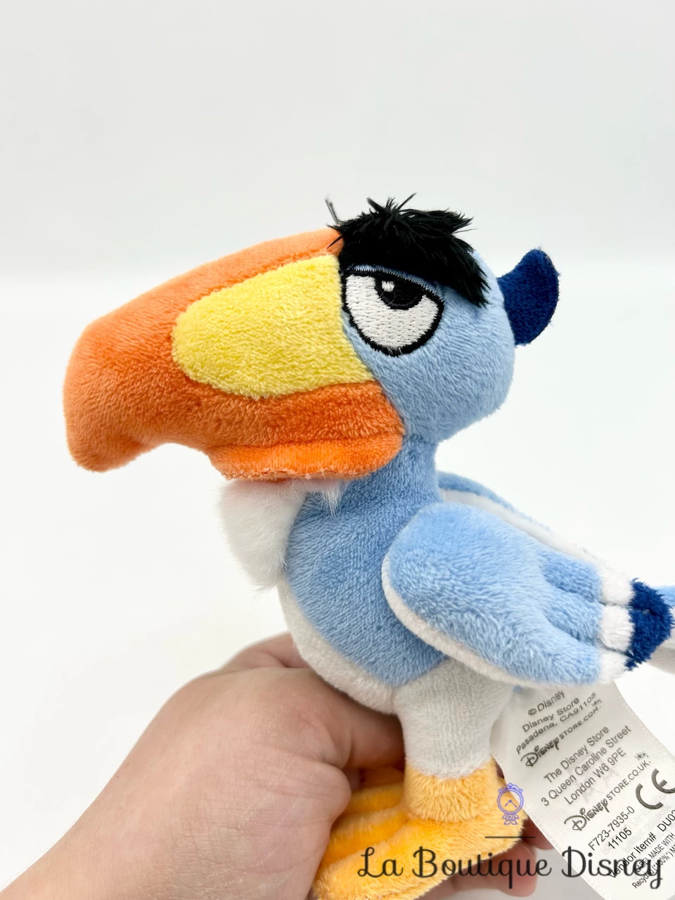 Peluche Zazu Mini Disney Store Le Roi Lion Oiseau Perroquet Bleu 21 Cm 6 Peluche Zazu Mini Disney Store Le Roi Lion Oiseau Perroquet Bleu 21 Cm – Image 4