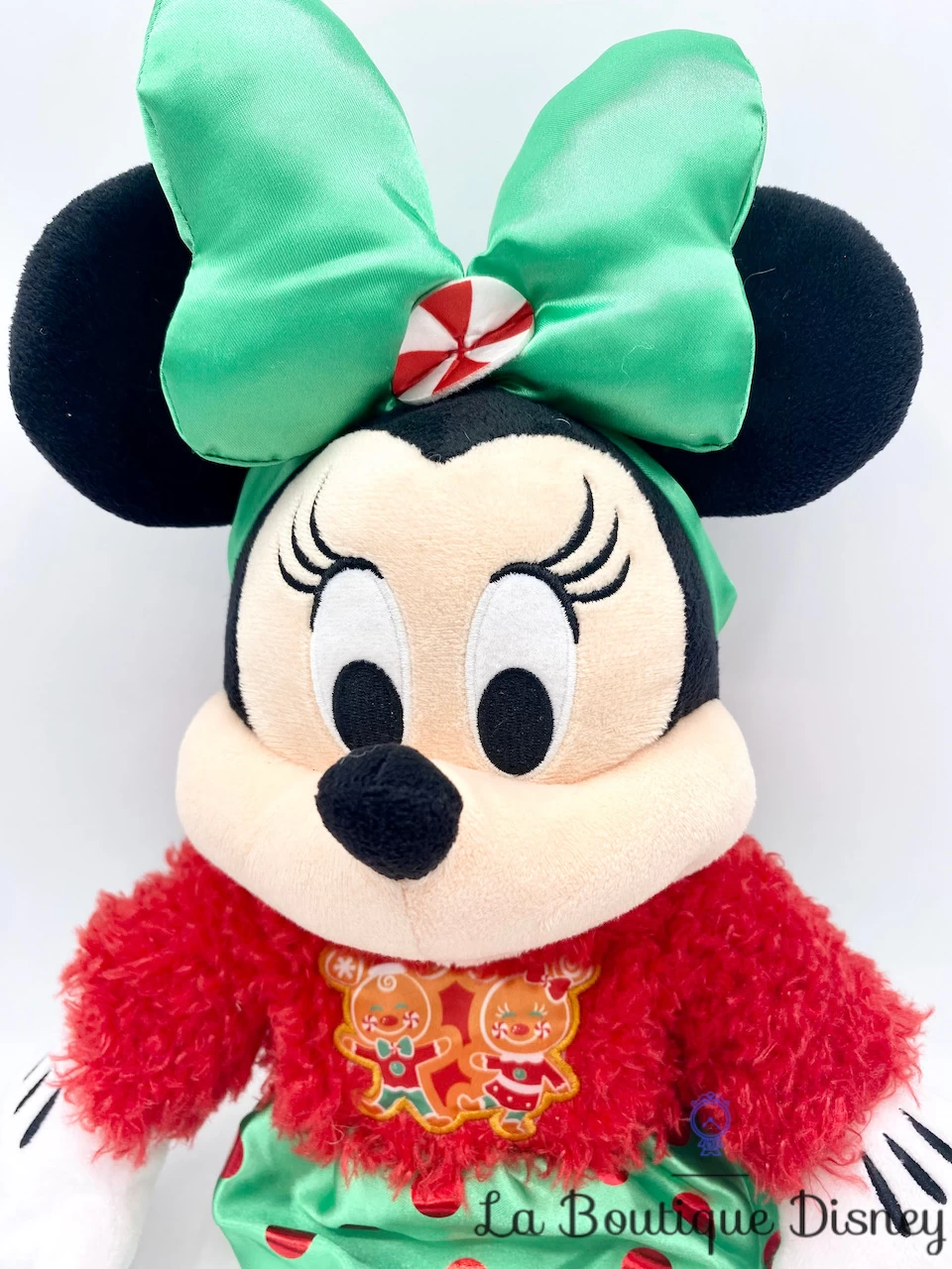 Peluche Minnie Mouse Noël Disney Store 2020 Holiday Cheer Rouge Vert 44 Cm 4 Peluche Minnie Mouse Noël Disney Store 2020 Holiday Cheer Rouge Vert 44 Cm – Image 2
