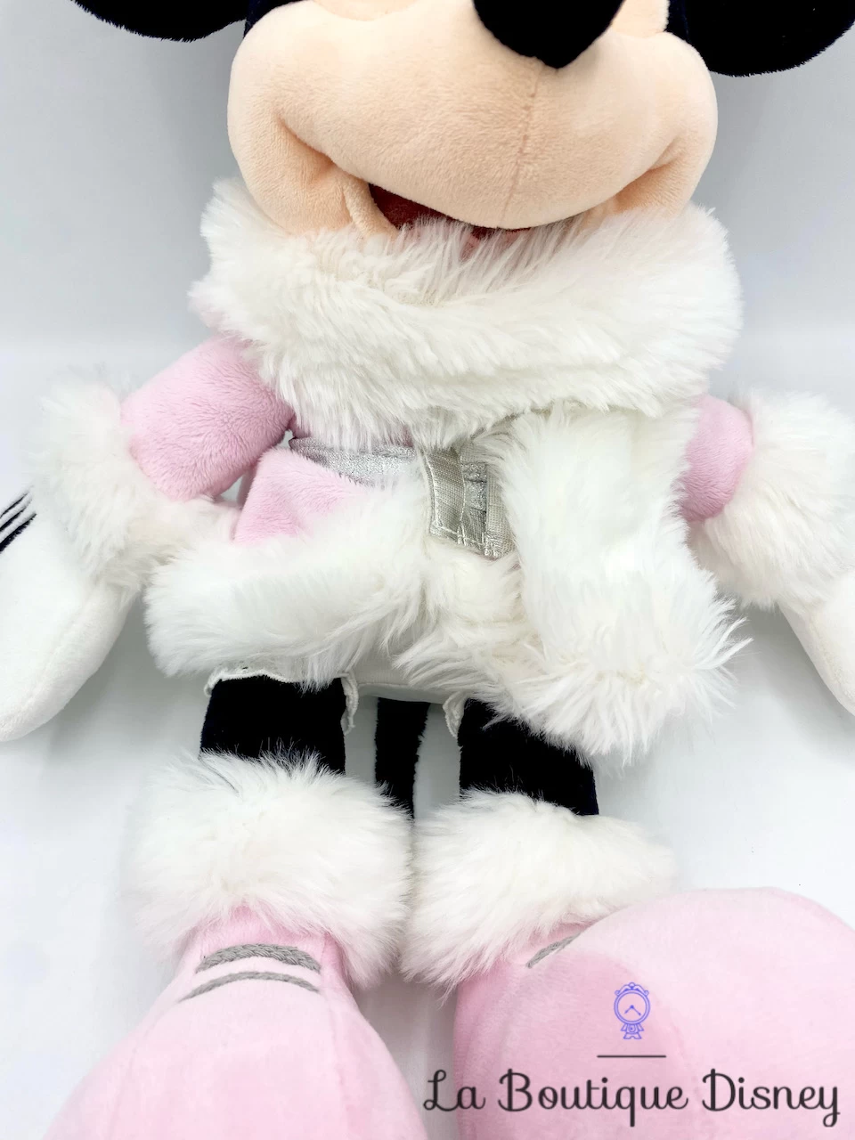 Peluche Minnie Mouse Hiver Disney Store Exclusive Manteau Chapka Blanc Rose 46 Cm 5 Peluche Minnie Mouse Hiver Disney Store Exclusive Manteau Chapka Blanc Rose 46 Cm – Image 3