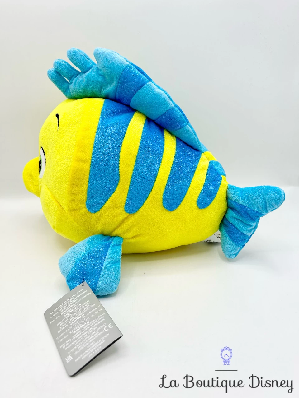 Peluche Polochon La Petite Sirène Disney Store 2023 Poisson Jaune Bleu 38 Cm 6 Peluche Polochon La Petite Sirène Disney Store 2023 Poisson Jaune Bleu 38 Cm – Image 4