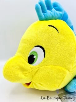 Peluche Polochon La Petite Sirène Disney Store 2023 Poisson Jaune Bleu 38 Cm 8 Peluche Polochon La Petite Sirène Disney Store 2023 Poisson Jaune Bleu 38 Cm -Disney peluche polochon brillant disney store peluche poisson jaune bleu la petite sirene 4