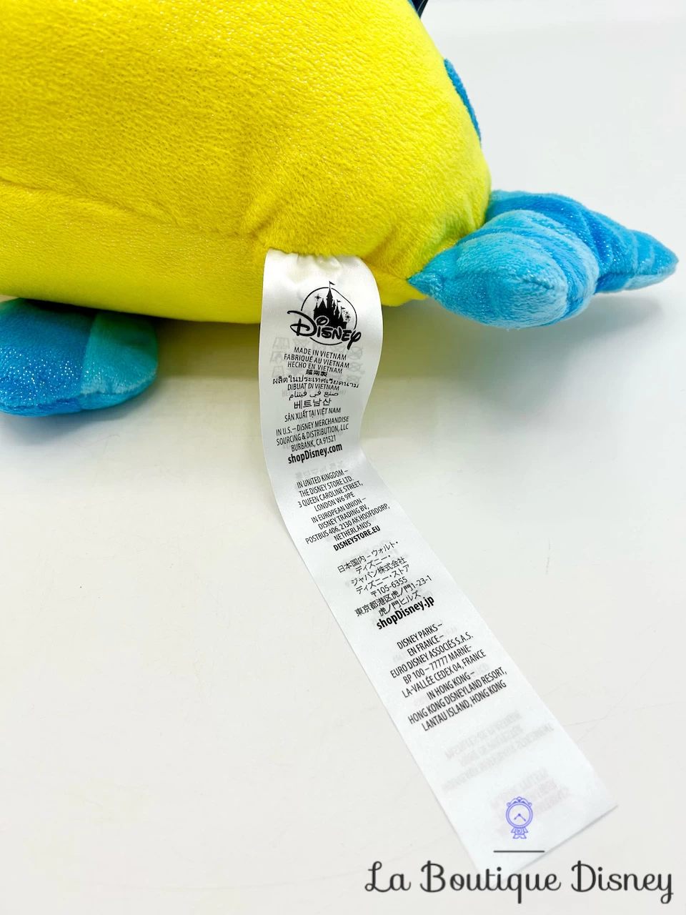 Peluche Polochon La Petite Sirène Disney Store 2023 Poisson Jaune Bleu 38 Cm 7 Peluche Polochon La Petite Sirène Disney Store 2023 Poisson Jaune Bleu 38 Cm – Image 5