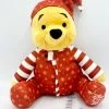 Peluche Winnie L’ourson Noël Disney Store 2021 ShopDisney Pyjama Rouge -Disney peluche winnie ourson disney store 2021 shopdisney noel pyjama 1