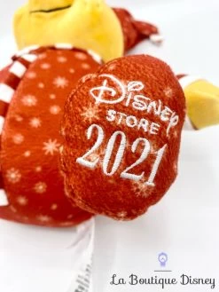 Peluche Winnie L’ourson Noël Disney Store 2021 ShopDisney Pyjama Rouge -Disney peluche winnie ourson disney store 2021 shopdisney noel pyjama 3