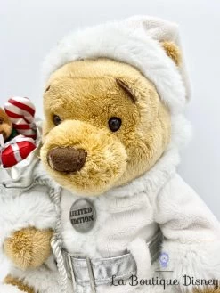 Peluche Winnie L'ourson Père Noël Blanc Disney Store Limited Edition Hotte Cadeau édition Limitée 43 Cm 10 Peluche Winnie L'ourson Père Noël Blanc Disney Store Limited Edition Hotte Cadeau édition Limitée 43 Cm -Disney peluche winnie ourson noel hotte edition limitee disney store blanc cadeaux 0