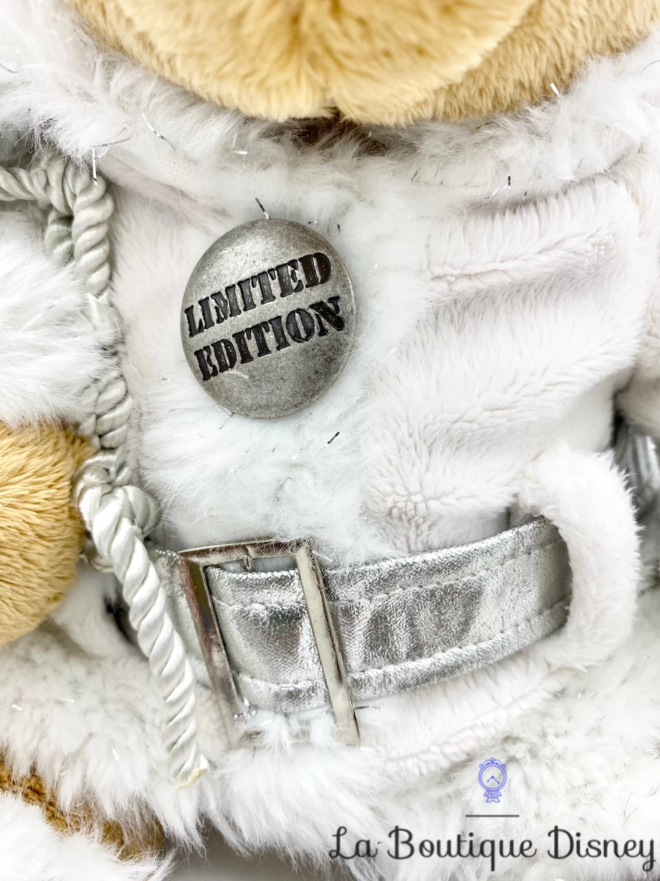 Peluche Winnie L'ourson Père Noël Blanc Disney Store Limited Edition Hotte Cadeau édition Limitée 43 Cm 5 Peluche Winnie L'ourson Père Noël Blanc Disney Store Limited Edition Hotte Cadeau édition Limitée 43 Cm – Image 3