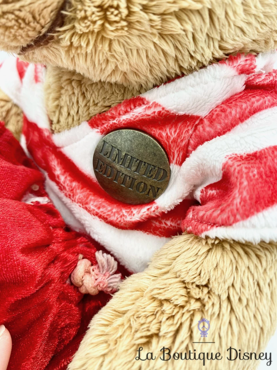 Peluche Winnie L'ourson Prisoner Of Love Disney Store Limited Edition Saint Valentin Stole Your Heart édition Limitée 30 Cm 6 Peluche Winnie L'ourson Prisoner Of Love Disney Store Limited Edition Saint Valentin Stole Your Heart édition Limitée 30 Cm – Image 4