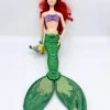 Poupée Chantante Ariel De Luxe Disney Store La Petite Sirène Polochon Queue Articulée 45 Cm -Disney poupee chantante ariel de luxe 45 cm polochon part of your wold articulee queue 2016 4