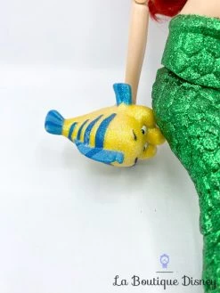 Poupée Chantante Ariel De Luxe Disney Store La Petite Sirène Polochon Queue Articulée 45 Cm -Disney poupee chantante ariel de luxe 45 cm polochon part of your wold articulee queue 2016 6