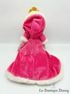 Poupée Chiffon Aurore La Belle Au Bois Dormant Hiver Disney Store 2008 Peluche Princesse Rose Manteau Cape 52 Cm -Disney poupee chiffon aurore hiver cape disney store ecusson la belle au bois dormant peluche princesse manteau 6