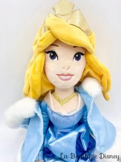 Poupée Chiffon Aurore Hiver Disney Store 2014 La Belle Au Bois Dormant Peluche Princesse Cape Manteau Bleu 52 Cm -Disney poupee chiffon aurore la belle au bois dormant hiver manteau cape bleu disney store peluche 2
