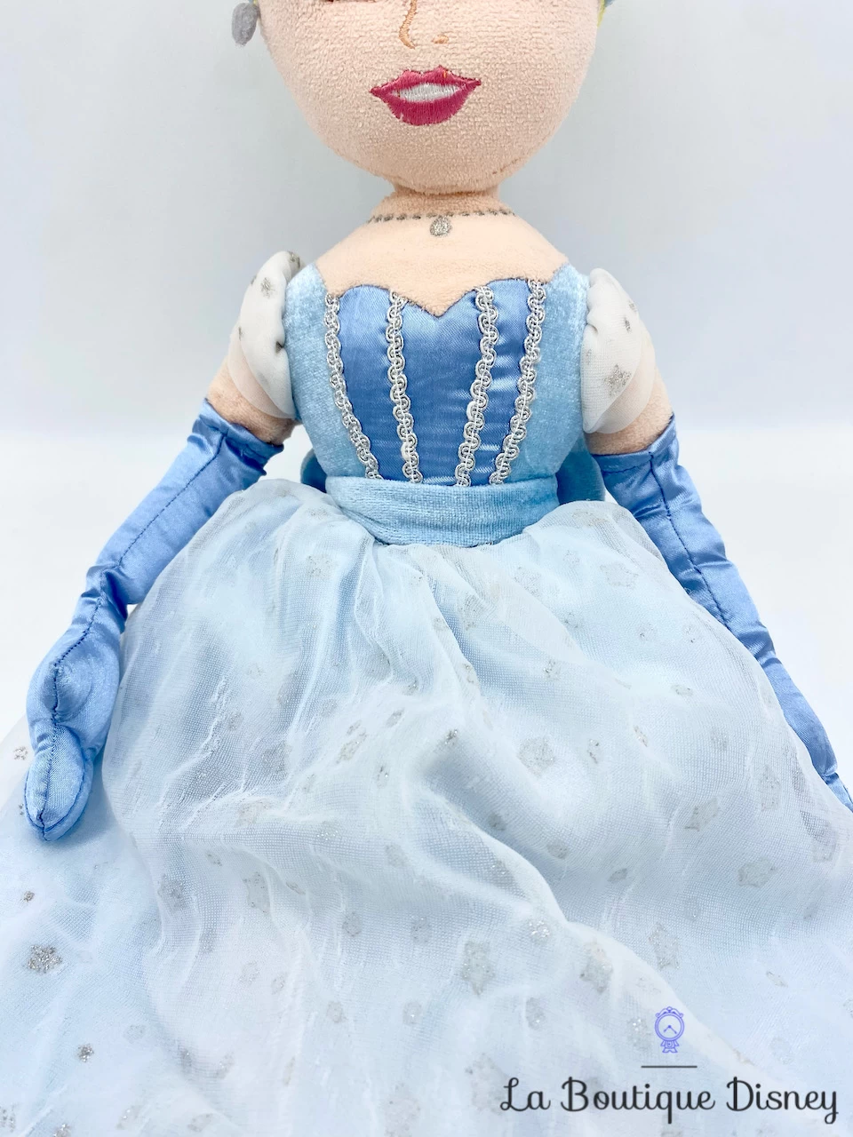 Poupée Chiffon Cendrillon Disney Store Exclusive Peluche Princesse Robe Bleu 55 Cm 5 Poupée Chiffon Cendrillon Disney Store Exclusive Peluche Princesse Robe Bleu 55 Cm – Image 3