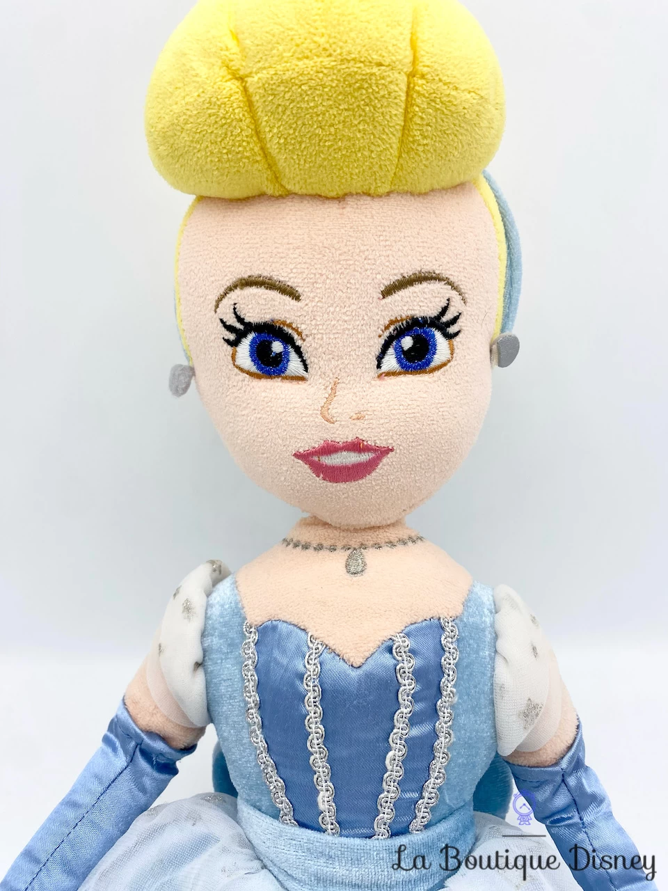 Poupée Chiffon Cendrillon Disney Store Exclusive Peluche Princesse Robe Bleu 55 Cm 4 Poupée Chiffon Cendrillon Disney Store Exclusive Peluche Princesse Robe Bleu 55 Cm – Image 2