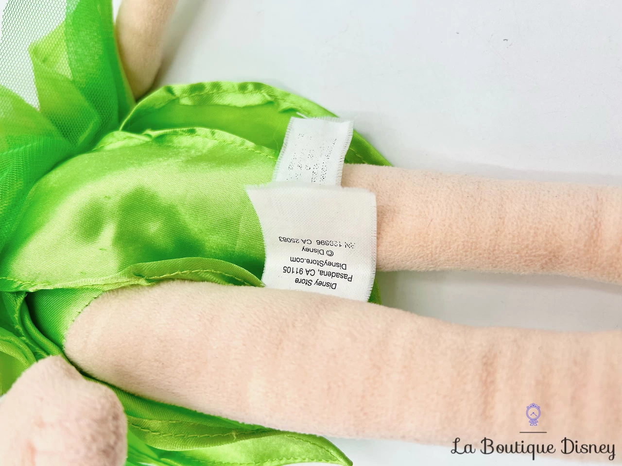 Poupée Chiffon Fée Clochette Disney Store Peluche Peter Pan Vert 54 Cm 6 Poupée Chiffon Fée Clochette Disney Store Peluche Peter Pan Vert 54 Cm – Image 4