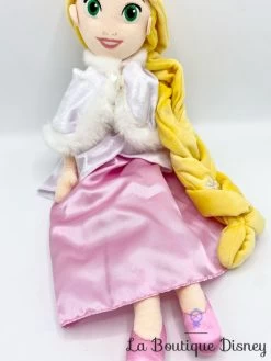 Poupée Chiffon Raiponce Hiver Disney Store Peluche Princesse Robe Rose Cape Blanche 50 Cm 9 Poupée Chiffon Raiponce Hiver Disney Store Peluche Princesse Robe Rose Cape Blanche 50 Cm -Disney poupee chiffon raiponce hiver disney store peluche princesse manteau cape 2