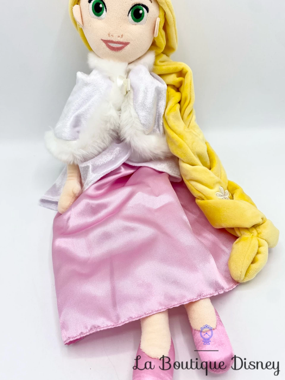 Poupée Chiffon Raiponce Hiver Disney Store Peluche Princesse Robe Rose Cape Blanche 50 Cm 5 Poupée Chiffon Raiponce Hiver Disney Store Peluche Princesse Robe Rose Cape Blanche 50 Cm – Image 3