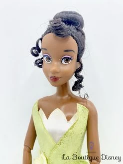 Poupée Tiana La Princesse Et La Grenouille Disney Store Mannequin Robe Verte 32 Cm -Disney poupee tiana la princesse et la grenouille disney store mannequin 1