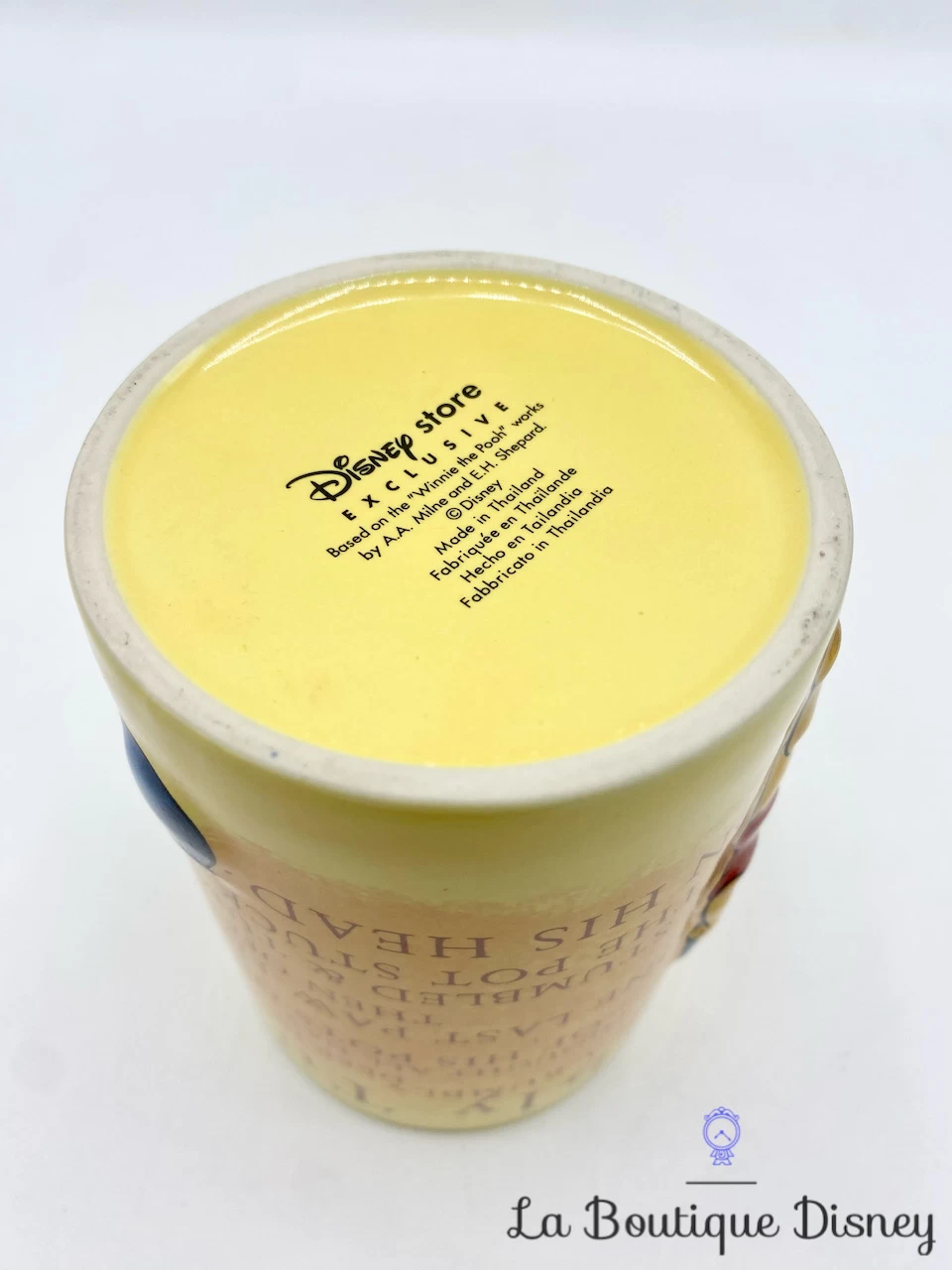 Tasse Winnie L'ourson Rumbly Tumbly Pooh Disney Store Exclusive Mug Jaune Relief 3D 7 Tasse Winnie L'ourson Rumbly Tumbly Pooh Disney Store Exclusive Mug Jaune Relief 3D – Image 5